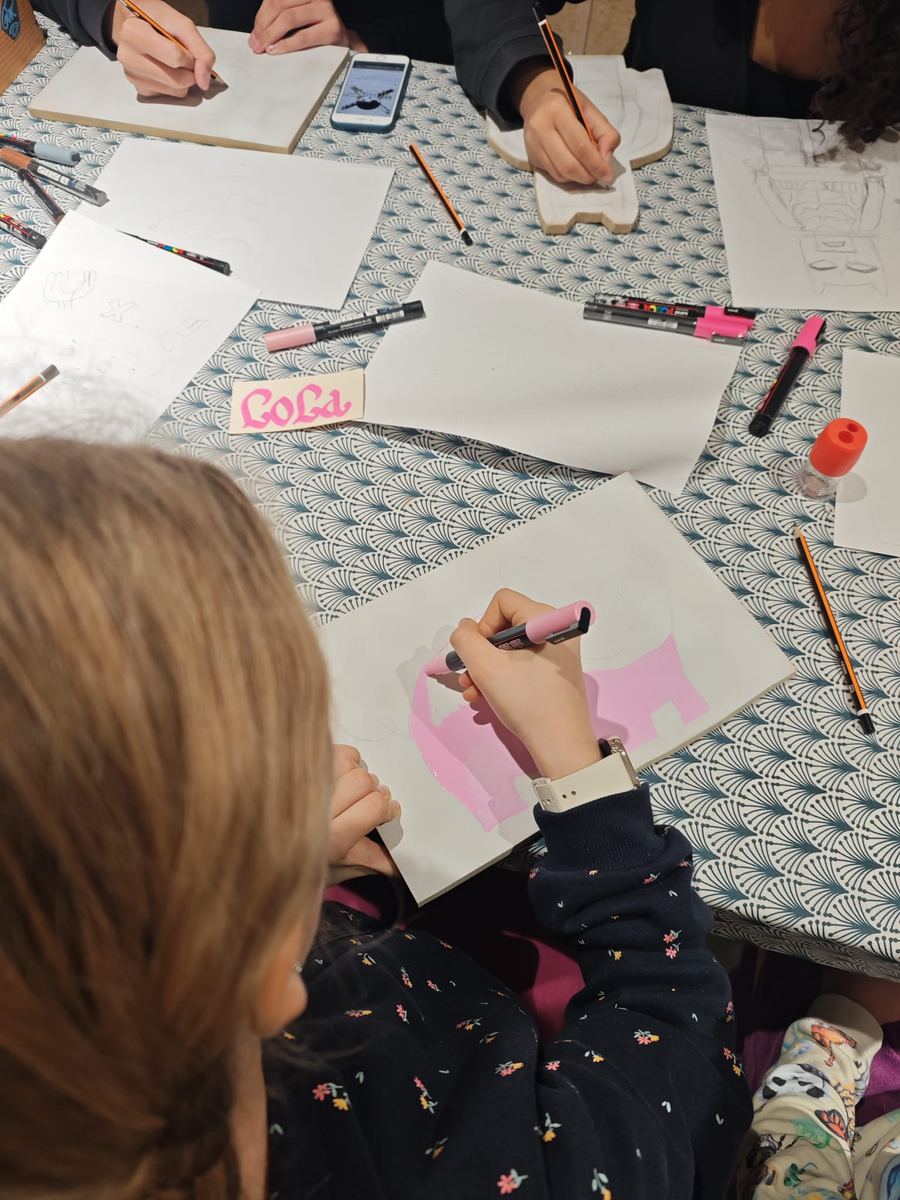 Niños creando en el taller