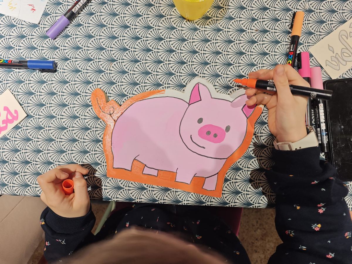 Cerdito rosa en bois